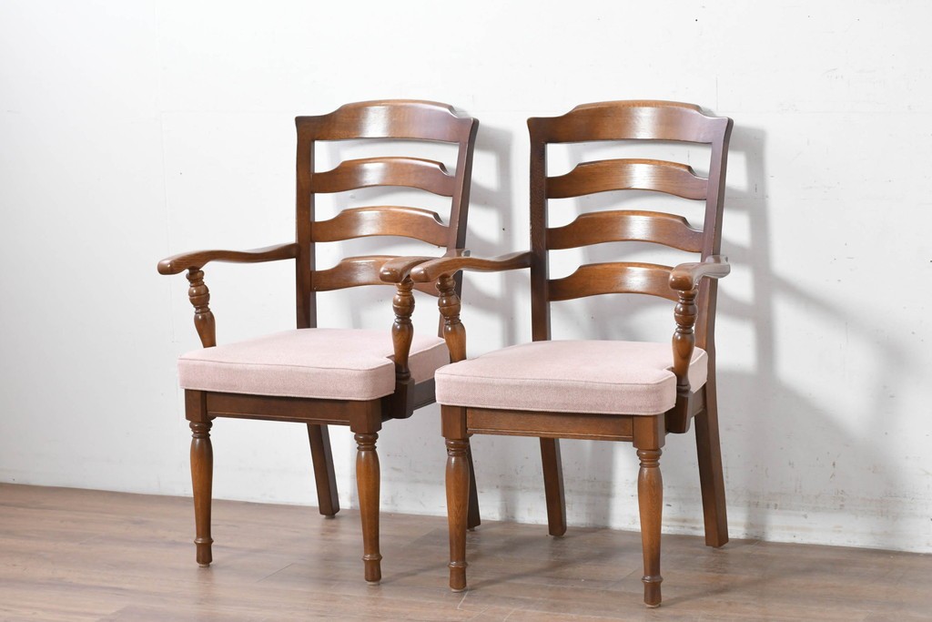 中古　美品　希少な廃番品!　飛騨産業　キツツキマーク　穂高シリーズ　曲線を活かした背もたれと挽き物脚が調和するクラシックアームチェア2脚セット　定価(2脚合計)推定約18万円　(R-087346)