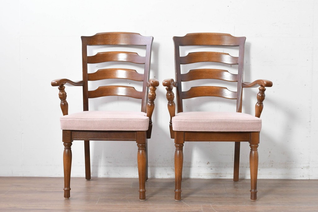 中古　美品　希少な廃番品!　飛騨産業　キツツキマーク　穂高シリーズ　曲線を活かした背もたれと挽き物脚が調和するクラシックアームチェア2脚セット　定価(2脚合計)推定約18万円　(R-087346)