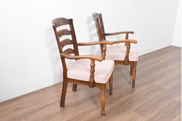 中古　美品　希少な廃番品!　飛騨産業　キツツキマーク　穂高シリーズ　曲線を活かした背もたれと挽き物脚が調和するクラシックアームチェア2脚セット　定価(2脚合計)推定約18万円　(R-087346)