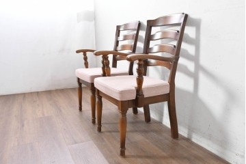 中古　美品　希少な廃番品!　飛騨産業　キツツキマーク　穂高シリーズ　曲線を活かした背もたれと挽き物脚が調和するクラシックアームチェア2脚セット　定価(2脚合計)推定約18万円　(R-087346)