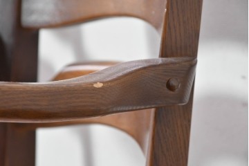 中古　美品　希少な廃番品!　飛騨産業　キツツキマーク　穂高シリーズ　曲線を活かした背もたれと挽き物脚が調和するクラシックアームチェア2脚セット　定価(2脚合計)推定約18万円　(R-087346)