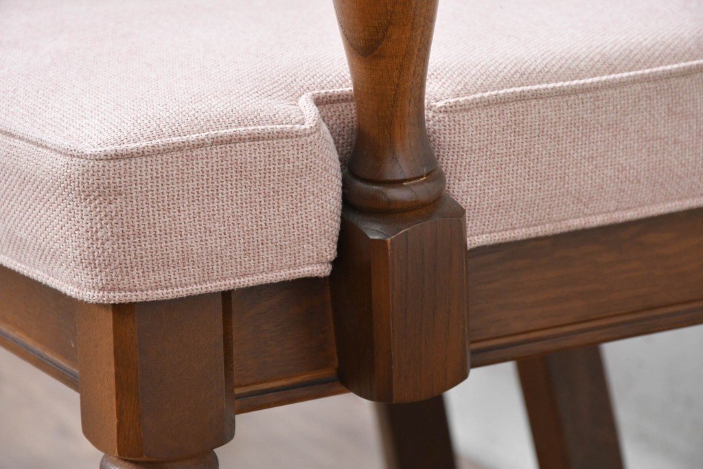 中古　美品　希少な廃番品!　飛騨産業　キツツキマーク　穂高シリーズ　曲線を活かした背もたれと挽き物脚が調和するクラシックアームチェア2脚セット　定価(2脚合計)推定約18万円　(R-087346)