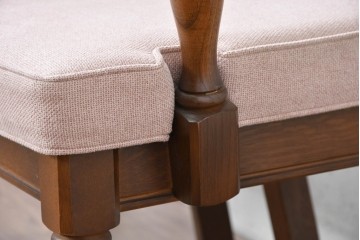 中古　美品　希少な廃番品!　飛騨産業　キツツキマーク　穂高シリーズ　曲線を活かした背もたれと挽き物脚が調和するクラシックアームチェア2脚セット　定価(2脚合計)推定約18万円　(R-087346)