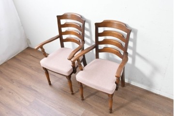 中古　美品　希少な廃番品!　飛騨産業　キツツキマーク　穂高シリーズ　曲線を活かした背もたれと挽き物脚が調和するクラシックアームチェア2脚セット　定価(2脚合計)推定約18万円　(R-087346)