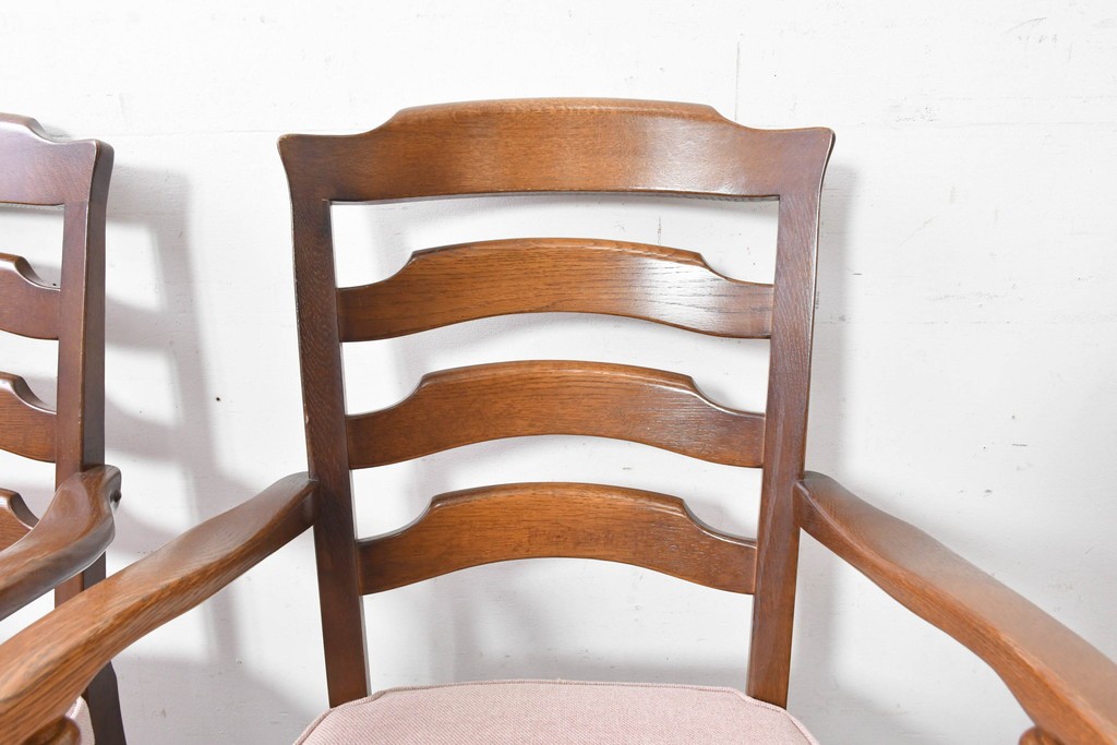 中古　美品　希少な廃番品!　飛騨産業　キツツキマーク　穂高シリーズ　曲線を活かした背もたれと挽き物脚が調和するクラシックアームチェア2脚セット　定価(2脚合計)推定約18万円　(R-087346)