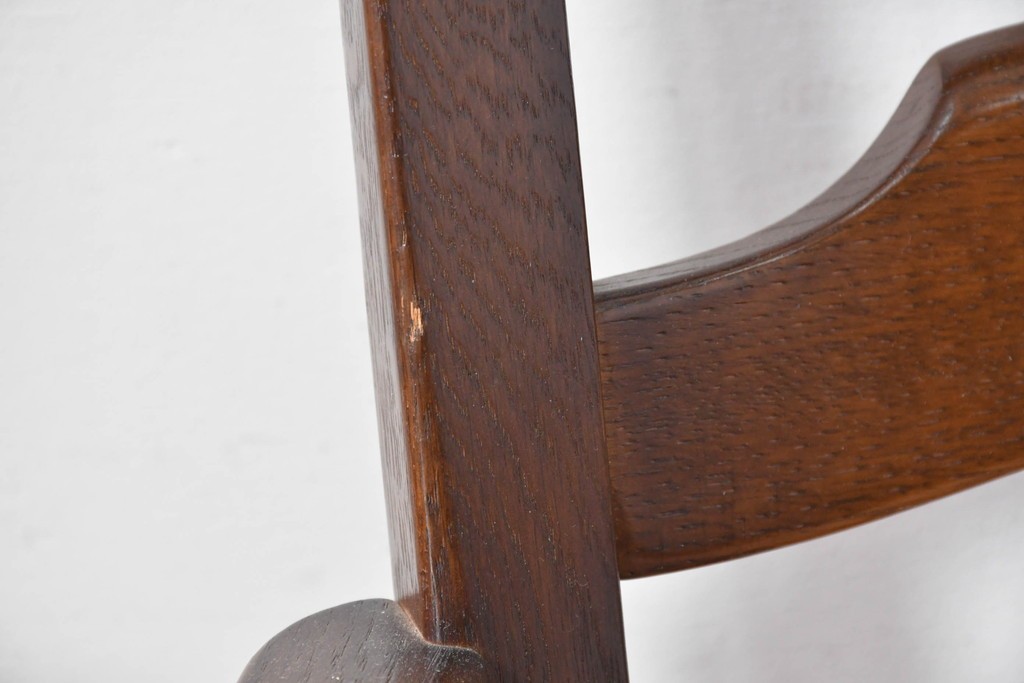 中古　美品　希少な廃番品!　飛騨産業　キツツキマーク　穂高シリーズ　曲線を活かした背もたれと挽き物脚が調和するクラシックアームチェア2脚セット　定価(2脚合計)推定約18万円　(R-087346)