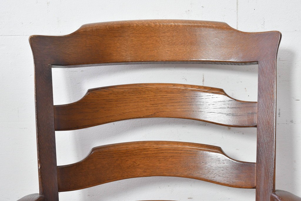 中古　美品　希少な廃番品!　飛騨産業　キツツキマーク　穂高シリーズ　曲線を活かした背もたれと挽き物脚が調和するクラシックアームチェア2脚セット　定価(2脚合計)推定約18万円　(R-087346)