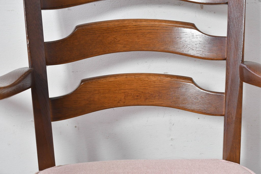 中古　美品　希少な廃番品!　飛騨産業　キツツキマーク　穂高シリーズ　曲線を活かした背もたれと挽き物脚が調和するクラシックアームチェア2脚セット　定価(2脚合計)推定約18万円　(R-087346)