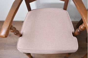 中古　美品　希少な廃番品!　飛騨産業　キツツキマーク　穂高シリーズ　曲線を活かした背もたれと挽き物脚が調和するクラシックアームチェア2脚セット　定価(2脚合計)推定約18万円　(R-087346)