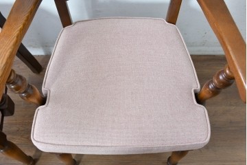 中古　美品　希少な廃番品!　飛騨産業　キツツキマーク　穂高シリーズ　曲線を活かした背もたれと挽き物脚が調和するクラシックアームチェア2脚セット　定価(2脚合計)推定約18万円　(R-087346)