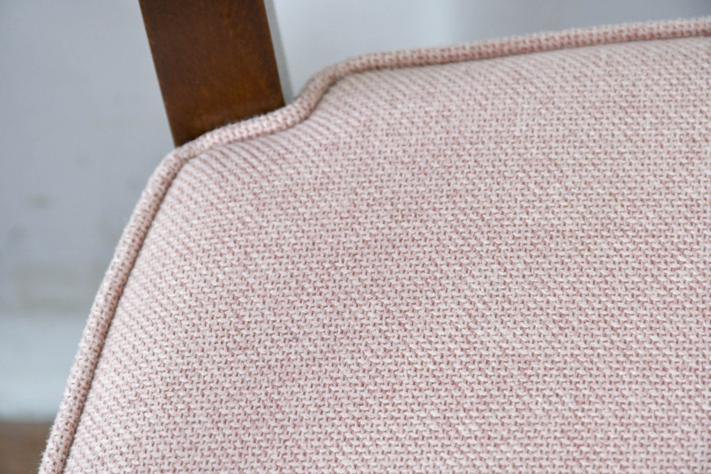 中古　美品　希少な廃番品!　飛騨産業　キツツキマーク　穂高シリーズ　曲線を活かした背もたれと挽き物脚が調和するクラシックアームチェア2脚セット　定価(2脚合計)推定約18万円　(R-087346)