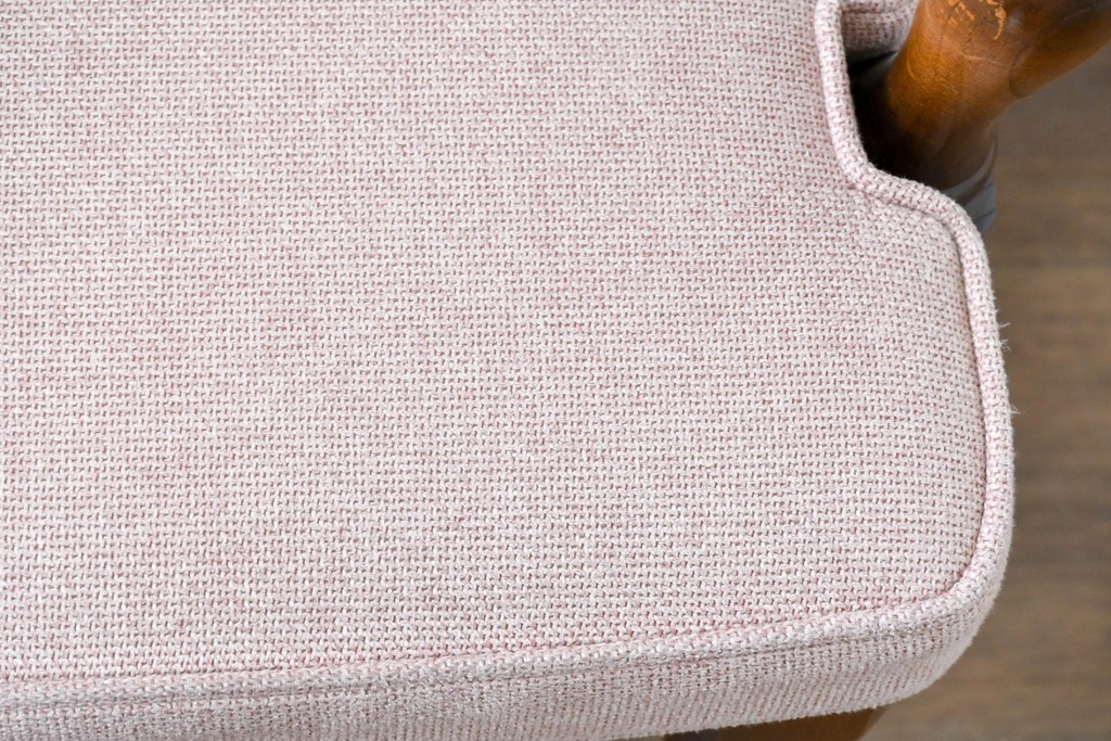 中古　美品　希少な廃番品!　飛騨産業　キツツキマーク　穂高シリーズ　曲線を活かした背もたれと挽き物脚が調和するクラシックアームチェア2脚セット　定価(2脚合計)推定約18万円　(R-087346)