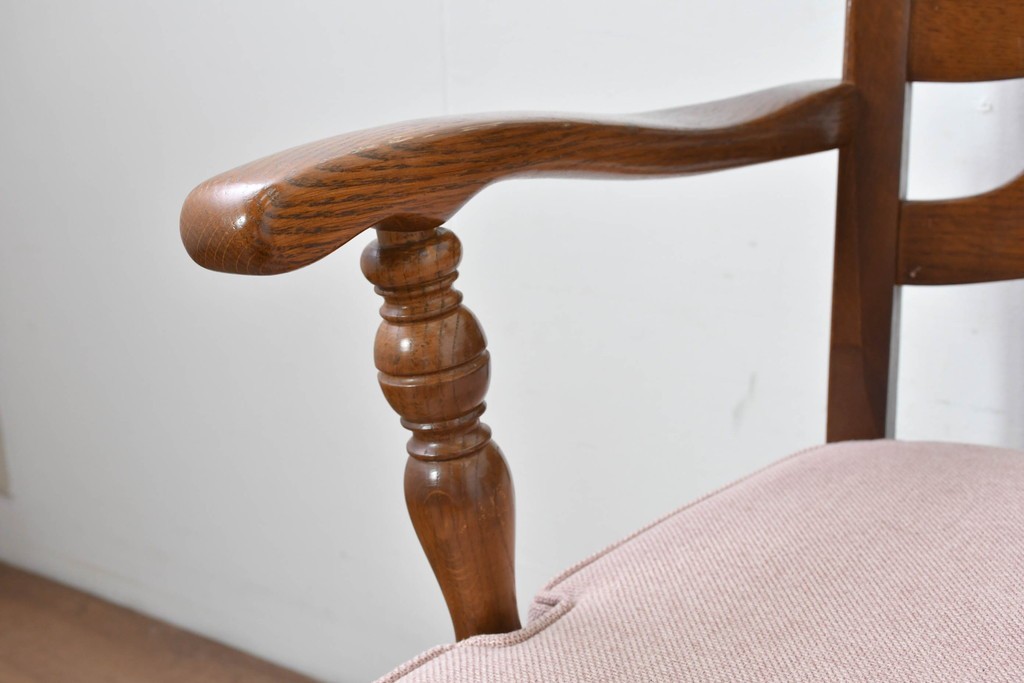 中古　美品　希少な廃番品!　飛騨産業　キツツキマーク　穂高シリーズ　曲線を活かした背もたれと挽き物脚が調和するクラシックアームチェア2脚セット　定価(2脚合計)推定約18万円　(R-087346)