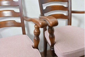 中古　美品　希少な廃番品!　飛騨産業　キツツキマーク　穂高シリーズ　曲線を活かした背もたれと挽き物脚が調和するクラシックアームチェア2脚セット　定価(2脚合計)推定約18万円　(R-087346)