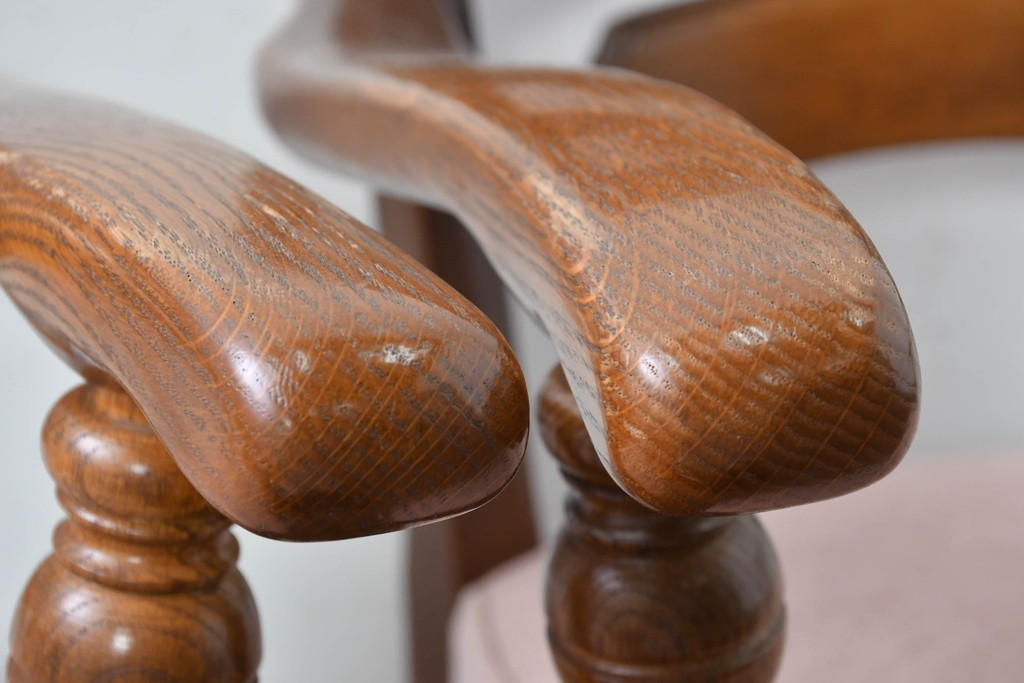 中古　美品　希少な廃番品!　飛騨産業　キツツキマーク　穂高シリーズ　曲線を活かした背もたれと挽き物脚が調和するクラシックアームチェア2脚セット　定価(2脚合計)推定約18万円　(R-087346)