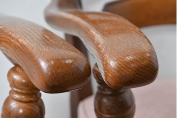 中古　美品　希少な廃番品!　飛騨産業　キツツキマーク　穂高シリーズ　曲線を活かした背もたれと挽き物脚が調和するクラシックアームチェア2脚セット　定価(2脚合計)推定約18万円　(R-087346)