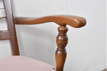 中古　美品　希少な廃番品!　飛騨産業　キツツキマーク　穂高シリーズ　曲線を活かした背もたれと挽き物脚が調和するクラシックアームチェア2脚セット　定価(2脚合計)推定約18万円　(R-087346)