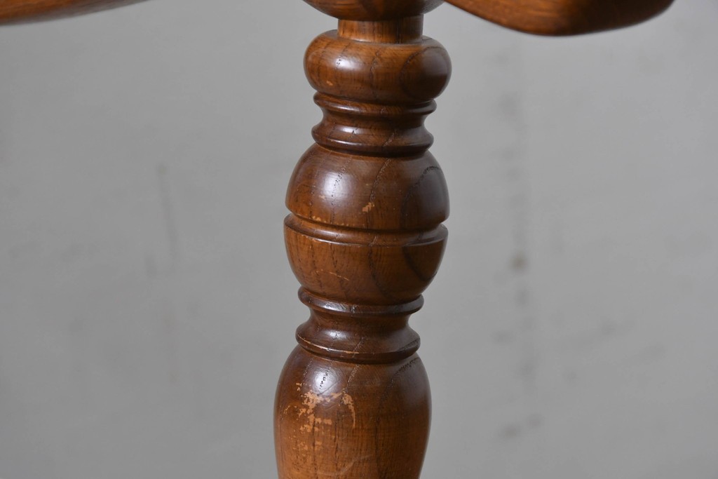 中古　美品　希少な廃番品!　飛騨産業　キツツキマーク　穂高シリーズ　曲線を活かした背もたれと挽き物脚が調和するクラシックアームチェア2脚セット　定価(2脚合計)推定約18万円　(R-087346)