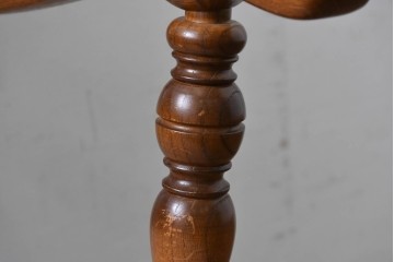 中古　美品　希少な廃番品!　飛騨産業　キツツキマーク　穂高シリーズ　曲線を活かした背もたれと挽き物脚が調和するクラシックアームチェア2脚セット　定価(2脚合計)推定約18万円　(R-087346)