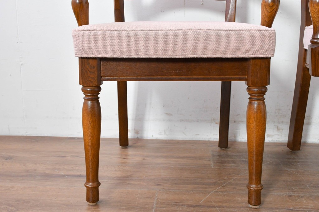 中古　美品　希少な廃番品!　飛騨産業　キツツキマーク　穂高シリーズ　曲線を活かした背もたれと挽き物脚が調和するクラシックアームチェア2脚セット　定価(2脚合計)推定約18万円　(R-087346)