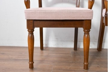 中古　美品　希少な廃番品!　飛騨産業　キツツキマーク　穂高シリーズ　曲線を活かした背もたれと挽き物脚が調和するクラシックアームチェア2脚セット　定価(2脚合計)推定約18万円　(R-087346)