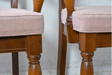 中古　美品　希少な廃番品!　飛騨産業　キツツキマーク　穂高シリーズ　曲線を活かした背もたれと挽き物脚が調和するクラシックアームチェア2脚セット　定価(2脚合計)推定約18万円　(R-087346)