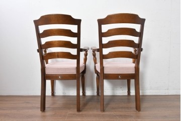 中古　美品　希少な廃番品!　飛騨産業　キツツキマーク　穂高シリーズ　曲線を活かした背もたれと挽き物脚が調和するクラシックアームチェア2脚セット　定価(2脚合計)推定約18万円　(R-087346)