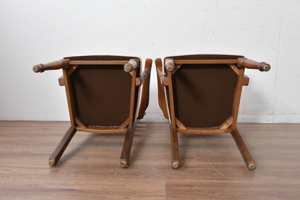 中古　美品　希少な廃番品!　飛騨産業　キツツキマーク　穂高シリーズ　曲線を活かした背もたれと挽き物脚が調和するクラシックアームチェア2脚セット　定価(2脚合計)推定約18万円　(R-087346)