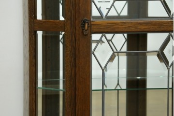 中古　美品　希少な廃番品!　COUNTRY HOUSE 2000(カントリーハウス)　Brugge(ブルージュ)　装飾ガラスが美しい背面鏡張りのキュリオケース　(R-087347)