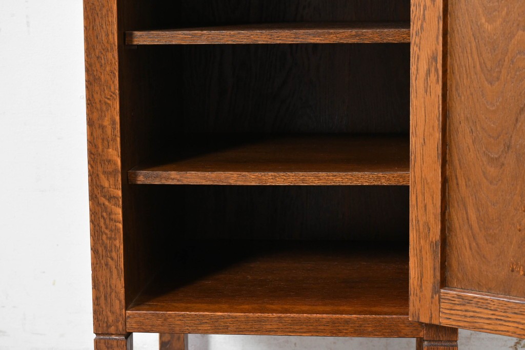 中古　美品　希少な廃番品!　菱形装飾と美しい木目が印象的なサイドキャビネット　(R-087348)