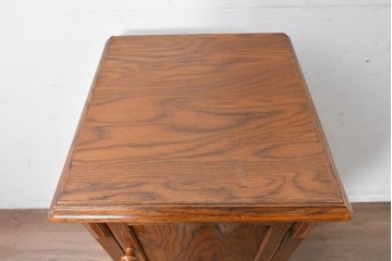 中古　美品　希少な廃番品!　菱形装飾と美しい木目が印象的なサイドキャビネット　(R-087348)