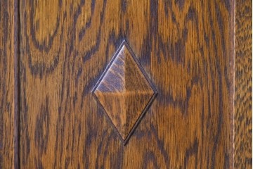 中古　美品　希少な廃番品!　菱形装飾と美しい木目が印象的なサイドキャビネット　(R-087348)