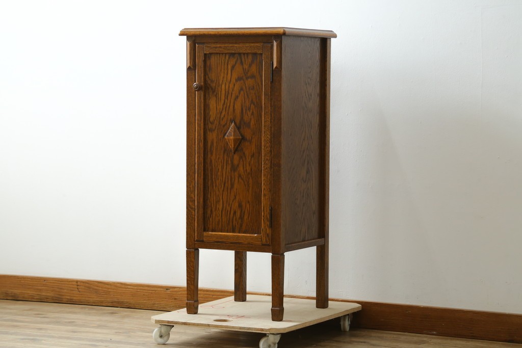 中古　美品　希少な廃番品!　三越家具　COUNTRY HOUSE(カントリーハウス)　Brugge(ブルージュ)　菱形装飾と美しい木目が印象的なサイドキャビネット　(R-087348)