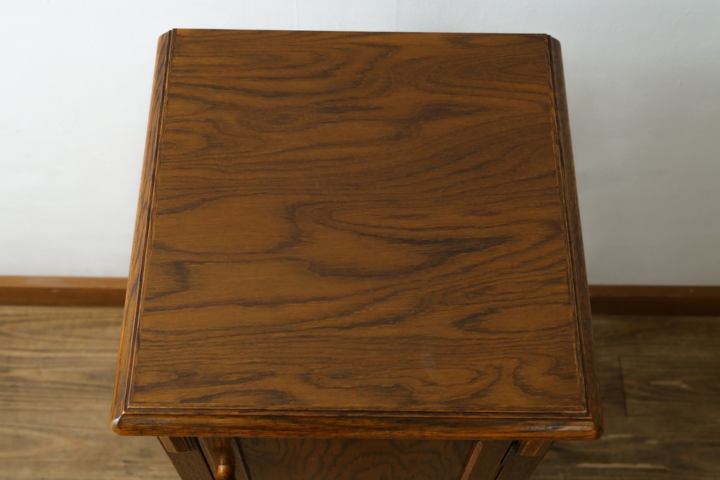 中古　美品　希少な廃番品!　三越家具　COUNTRY HOUSE(カントリーハウス)　Brugge(ブルージュ)　菱形装飾と美しい木目が印象的なサイドキャビネット　(R-087348)