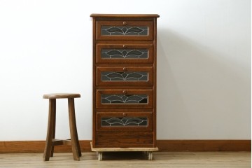 中古　美品　希少な廃番品!　三越家具　COUNTRY HOUSE(カントリーハウス)　Brugge(ブルージュ)　ステンドグラスが目を引く5段チェスト　(R-087349)