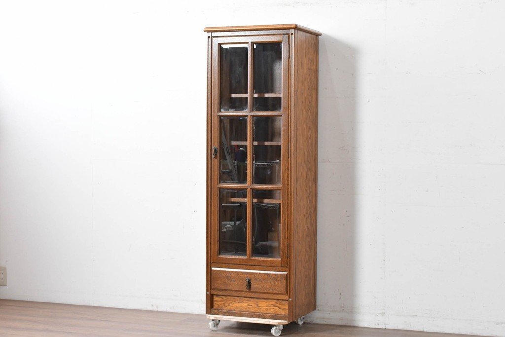 中古　美品　希少な廃番品!　すっきりとした縦型フォルムのガラス扉キャビネット　(R-087350)