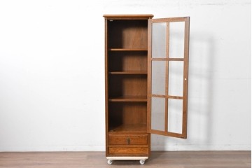 中古　美品　希少な廃番品!　すっきりとした縦型フォルムのガラス扉キャビネット　(R-087350)