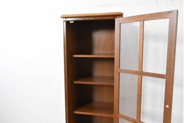 中古　美品　希少な廃番品!　すっきりとした縦型フォルムのガラス扉キャビネット　(R-087350)