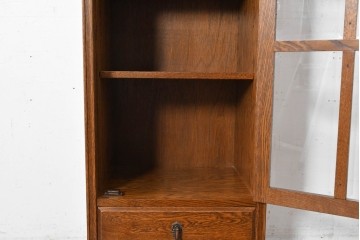 中古　美品　希少な廃番品!　すっきりとした縦型フォルムのガラス扉キャビネット　(R-087350)