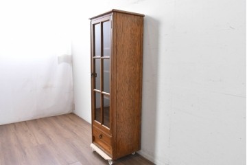 中古　美品　希少な廃番品!　すっきりとした縦型フォルムのガラス扉キャビネット　(R-087350)