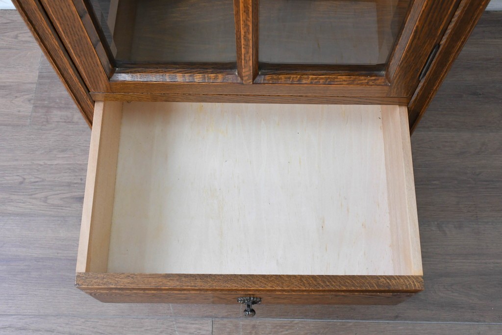 中古　美品　希少な廃番品!　すっきりとした縦型フォルムのガラス扉キャビネット　(R-087350)