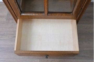 中古　美品　希少な廃番品!　すっきりとした縦型フォルムのガラス扉キャビネット　(R-087350)