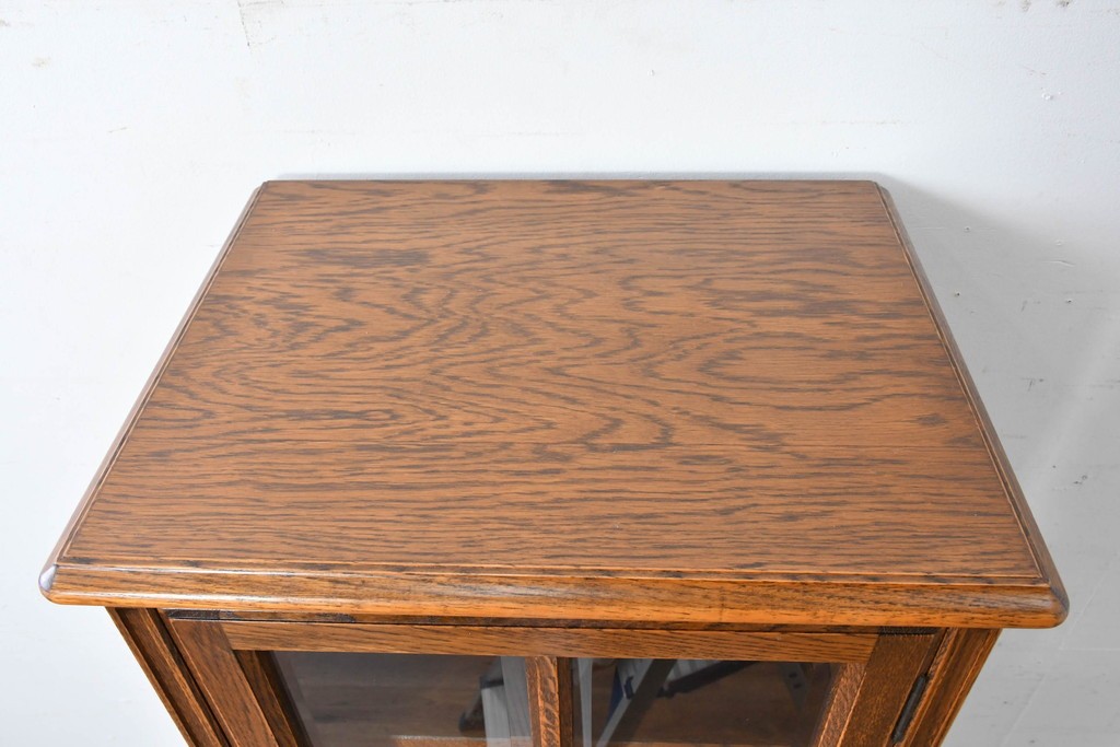 中古　美品　希少な廃番品!　すっきりとした縦型フォルムのガラス扉キャビネット　(R-087350)