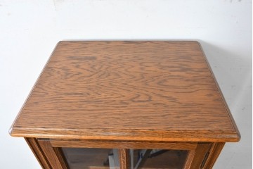 中古　美品　希少な廃番品!　すっきりとした縦型フォルムのガラス扉キャビネット　(R-087350)