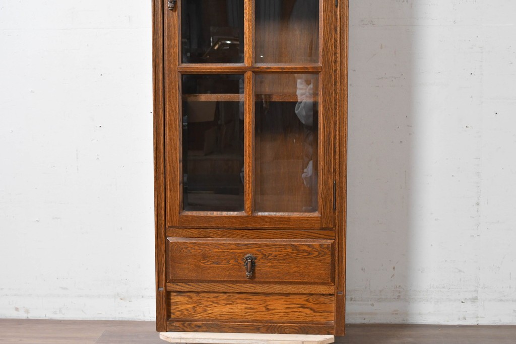 中古　美品　希少な廃番品!　すっきりとした縦型フォルムのガラス扉キャビネット　(R-087350)