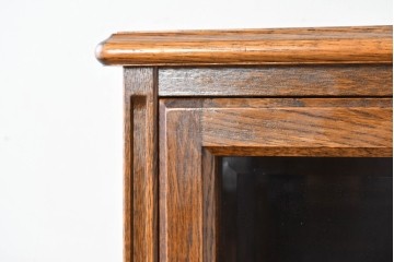 中古　美品　希少な廃番品!　すっきりとした縦型フォルムのガラス扉キャビネット　(R-087350)