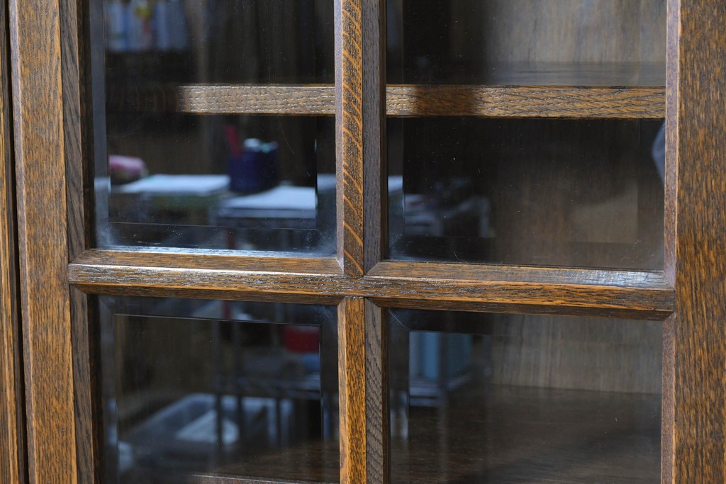 中古　美品　希少な廃番品!　すっきりとした縦型フォルムのガラス扉キャビネット　(R-087350)