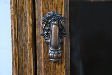 中古　美品　希少な廃番品!　すっきりとした縦型フォルムのガラス扉キャビネット　(R-087350)