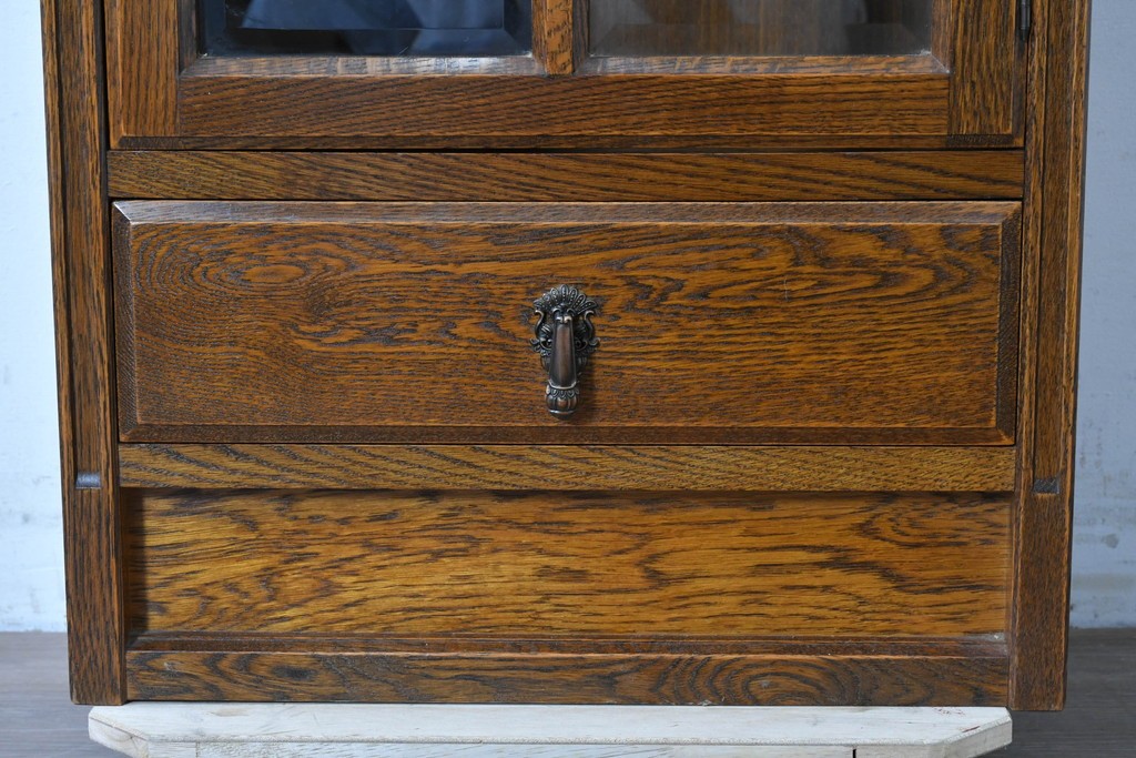 中古　美品　希少な廃番品!　すっきりとした縦型フォルムのガラス扉キャビネット　(R-087350)