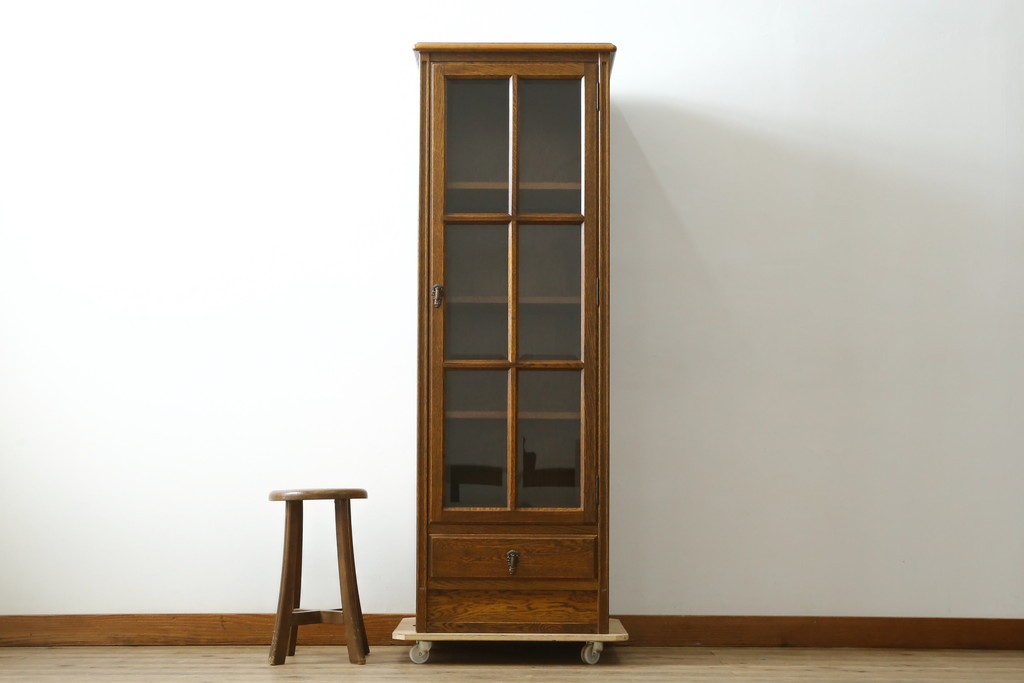 中古　美品　希少な廃番品!　三越家具　COUNTRY HOUSE(カントリーハウス)　Brugge(ブルージュ)　すっきりとした縦型フォルムのガラス扉キャビネット　(R-087350)